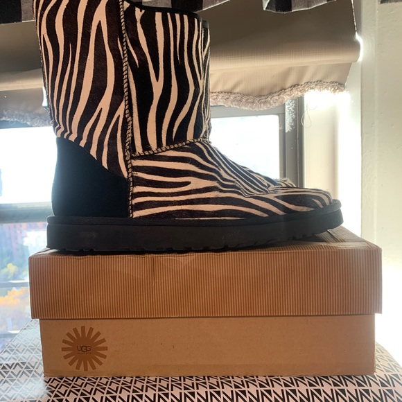 UGG Australia Women’s Classic Short Exotic Boot - Picture 3 of 16